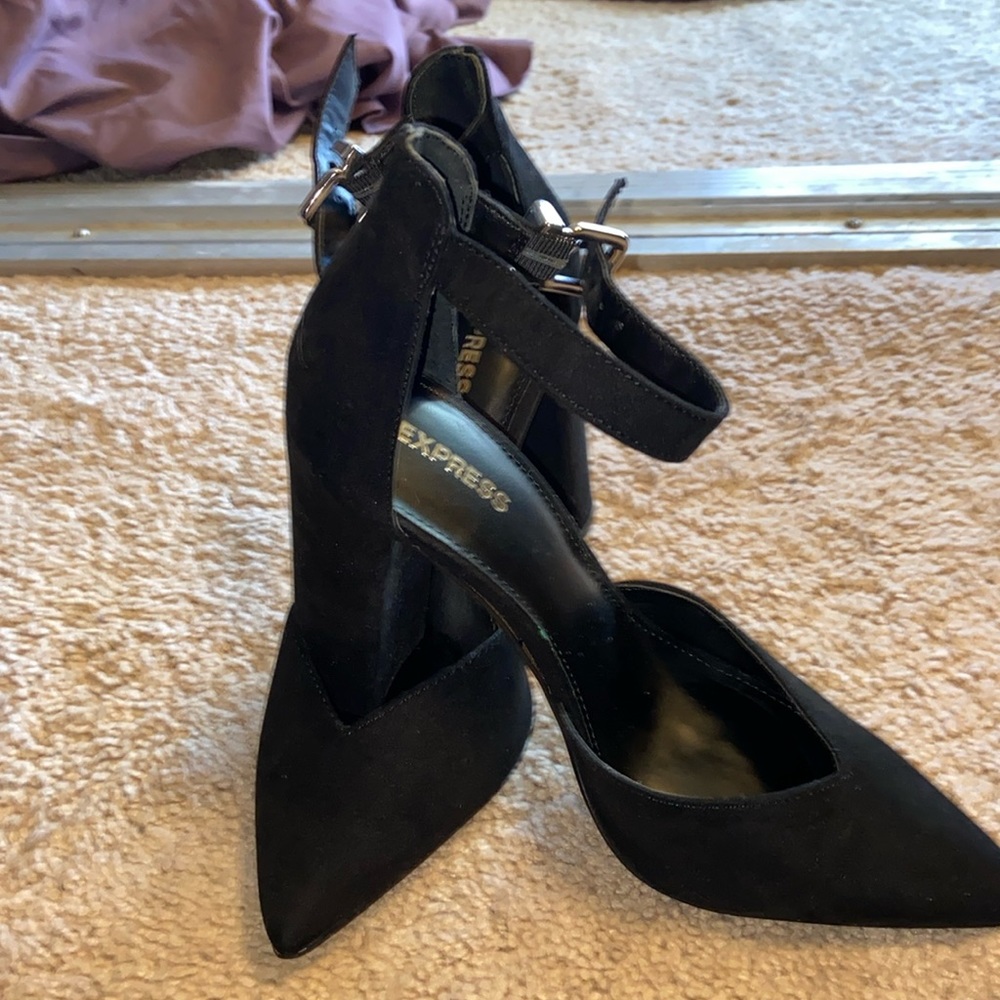 Express *** Gently Worn Size 7 ***